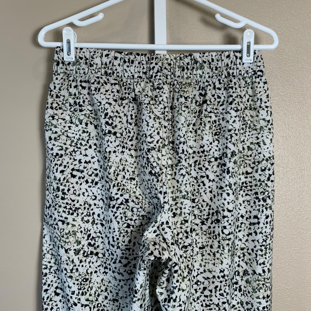 Old Navy High-Waisted StretchTech Utility Crop Pants - EUC - Picture 13 of 16